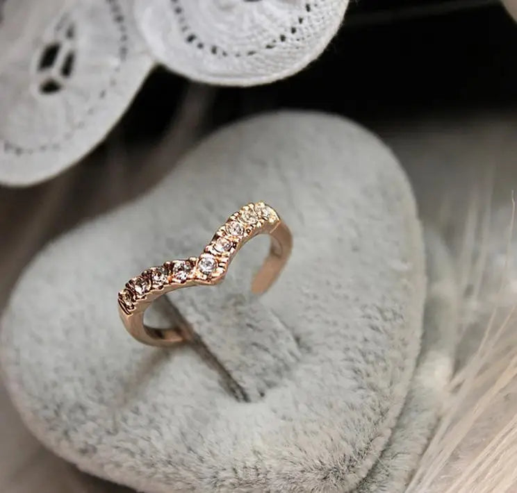 Women’s V-Shaped Crystal Fashion Ring – 2025 Jewelry