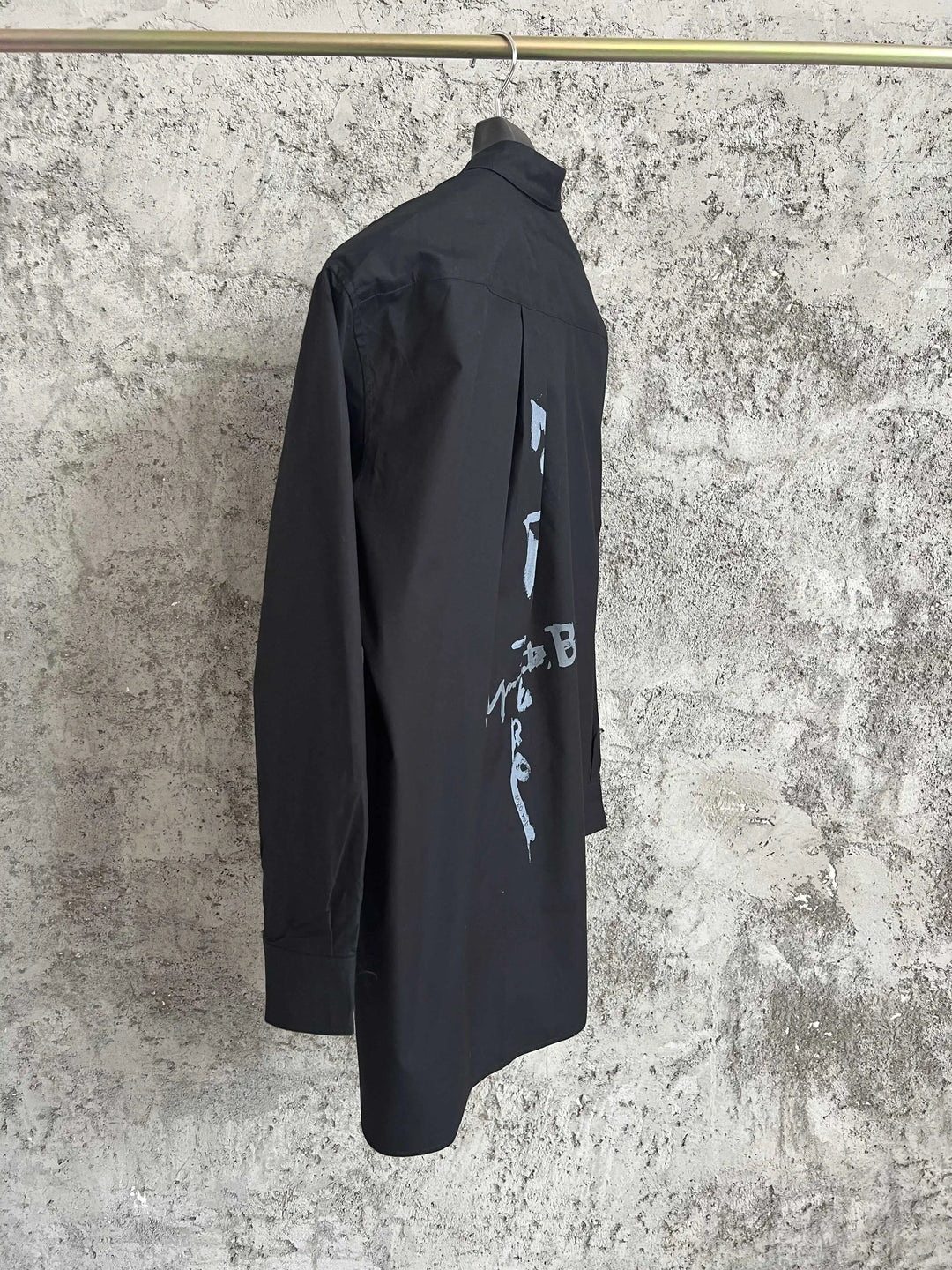 A simple long-sleeved single-breasted shirt with a double-layered collar, solid color and asymmetrical design